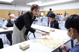 帯広出身の女流棋士・渡部愛さん、故郷で指導対局　初の「流田杯」開催も