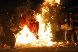 日本の祭り」に選出 古平・琴平神社例大祭の「天狗の火渡り」熱気