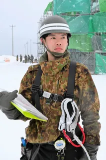 ＜遠軽＞氷像で能登にエールを　もんべつ流氷まつりで輪島の寺院を作る陸自遠軽駐屯地技術班長・垂水敦志さん（35）