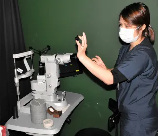 眼科用パルスレーザー手術装置を説明する根岸医師