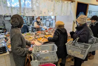 ＜選挙が来ても　2026衆院選＞登別・鷲別地区の商店　「安く済む」総菜に列