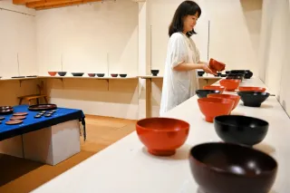 独特のツヤや滑らかな手触りを実感できる土田さんの作品展