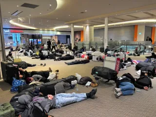 JR運休、33万人に影響　25～26日で1145本　新千歳7千人滞留　札幌48時間降雪、最多65センチ