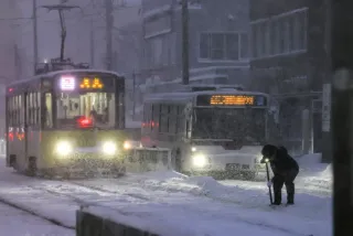 道南でも大雪　交通機関に乱れ　市電運休、フェリー欠航