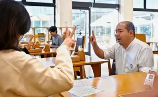 カフェで手話「身近に」　甲府の美術館、月1回開催