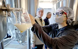エスコンフィールド内の醸造所ツアー人気　クラフトビール試飲付き　23年度1200人