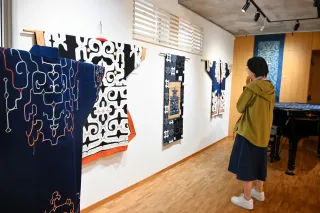 多彩なアイヌ刺しゅう見て 江別の山北さん、小樽で作品展：北海道新聞