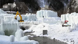 層雲峡「氷瀑まつり」24日開幕　迫力と幻想の巨大氷像群