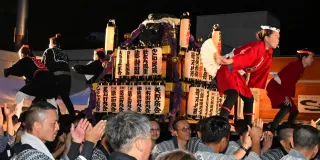 威勢良く祭り会場内を練り歩き、祭りを盛り上げた「石炭みこし」