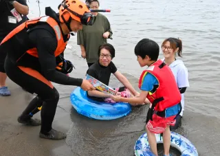 潜水士「海水浴気をつけて」　おたるドリームビーチでパトロール