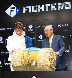 北広島市の上野市長が「優勝祈願米」60キロを日ハムに贈呈：北海道新聞