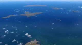 納沙布岬（手前）上空から見た北方領土・歯舞群島の島々