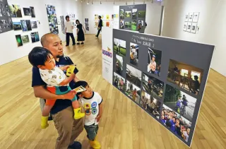 写真甲子園出場高のOB、OGの作品と出場当時の作品が展示されている会場（打田達也撮影）