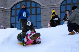 仮装で滑走、大盛り上がり　砂川で冬まつり
