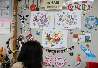 保育所園児の塗り絵、色とりどり　天塩の郵便局が展示