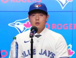 ブルージェイズ岡本「世界一に」 トロントで入団会見、背番号7：北海道