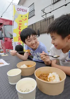 「おんねゆこども食堂」で、地元食材を使ったカレーライスと冷製スープを楽しむ子どもたち（星野雄飛撮影）