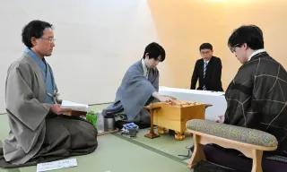 藤井の封じ手「8七歩」　第67期王位戦第4局　2日目始まる
