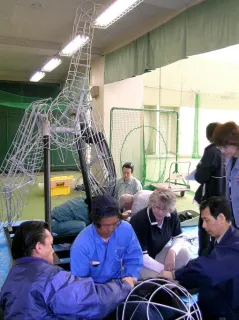 姉妹都市提携40周年を記念してバーナビー市から贈られた「エコ彫刻」を組み立てる釧路市民ら＝2006年5月