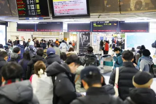 記録的ドカ雪、札幌の交通網寸断　列車運休にため息　新千歳へタクシー客行列