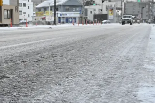 冷え込む街　アイスバーン状態の道路も　西胆振の各地で真冬日