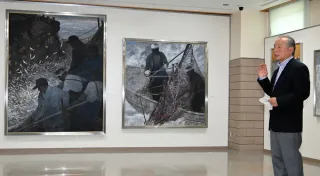 「漁港に行って描いた」　画家・大矢さん、旧置戸駅の展示作語る