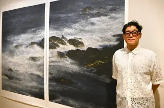 韓国の加波島で撮影した写真の個展を開いたハンさん