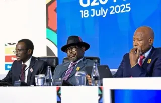 G20財務相・中央銀行総裁会議の閉幕後、記者会見する南アフリカのゴドングワーナ財務相（中央）ら=18日、南アフリカ東部ダーバン郊外（共同）