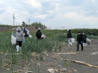 雄武の技能実習生、道路や浜辺を清掃