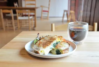 トカチのモノがたり＞野村亜土さん＝陶芸 手製の型で動物あしらう