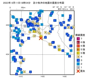 昨年6月11日の地震の震度分布図。震源（×印）から南東に遠く離れた浦河町潮見が震度5弱（図では5-）だったことを示している（室蘭地方気象台提供）