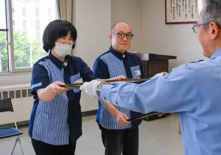 詐欺防止 木古内のコンビニ店長らに感謝状：北海道新聞デジタル