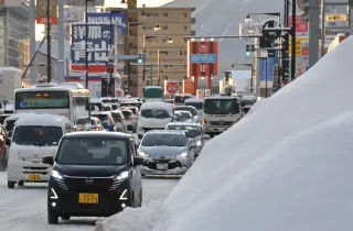大雪でエアポートなど105本運休、2.2万人影響　23日も雪、JR7本運休予定