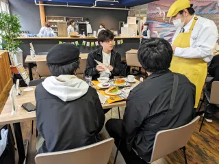 函館高等支援学校が営業する「ハコ　カフェ　クローバー」で注文を受ける同校の生徒(右端)