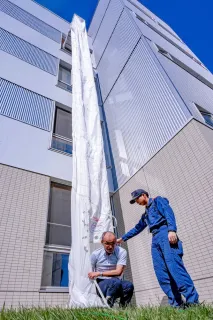 学校の救助袋　使用法を確認　西胆振の消防、東京の火災受け特別査察