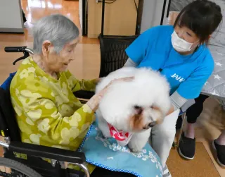 犬と触れ合い心身癒やす　旭川「緑の森CAPP」が訪問活動　病院や施設「入所者の表情和らいだ」