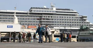 函館港に入港したクルーズ船「ウエステルダム」から下船し、観光地に向かう乗客ら=11日午前8時45分（中本翔撮影）