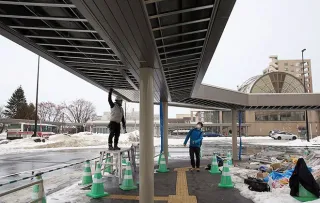 建設が進む北広島駅西口のシャトルバス発着場。すぐそばに１４階建て複合ビルも建設される