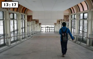 北広島駅東口を出発する記者。ここから自転車・歩行者専用道「エルフィンロード」に直結していて、新球場まで信号が一つもない
