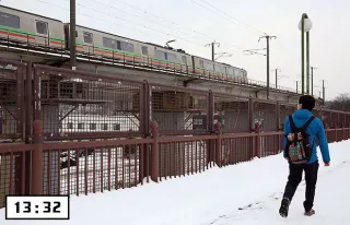 次第に高架になるエルフィンロード。車が走る道路と交差せず安全で、ＪＲの車両が間近に見えるお勧めスポットだ