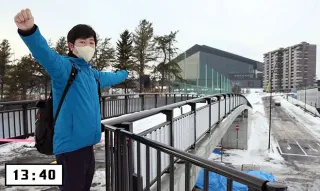 目の前に新球場につながる歩道橋「ビッグボス・ブリッジ」が現れた。新球場までは残り約５００メートルだ