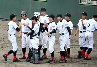 秋の高校野球予選 空知支部＞滝川工・深西 コールド勝ち：北海道新聞