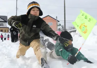 滑って走って雪まみれ　雄武で子ども冬まつり
