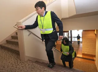 津波想定して函館市とホテルが訓練　昨夏の警報発表受け　多言語案内で訪日客に対応