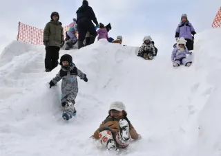 速い！滑り台に歓喜　稚内で8日まで「氷雪の広場」
