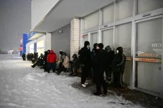 今年も早朝から争奪戦　北の勝「搾りたて」根室で発売　メルカリに出品も