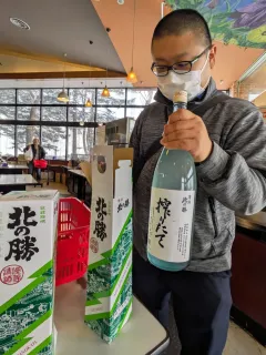 今年も早朝から争奪戦 北の勝「搾りたて」根室で発売 メルカリに出品も