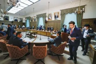 野党7党提出のガソリン税の暫定税率廃止法案を巡り、採決しないまま散会となった参院財政金融委。手前右は引き揚げる自民党の三宅伸吾委員長=21日午後