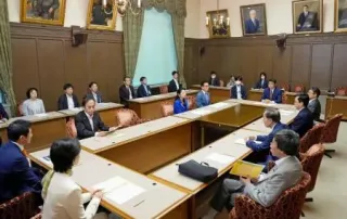参院財政金融委の理事会に臨む与野党の理事ら=21日午前