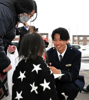 ミラノ五輪モーグル4位の島川選手、余市で一日署長　スキーチームの先輩が縁